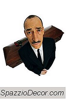 Mitä Sinun Täytyy Työskennellä Kuin Mortician