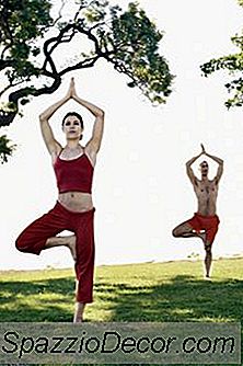 Yoga-Posen Und Chakren